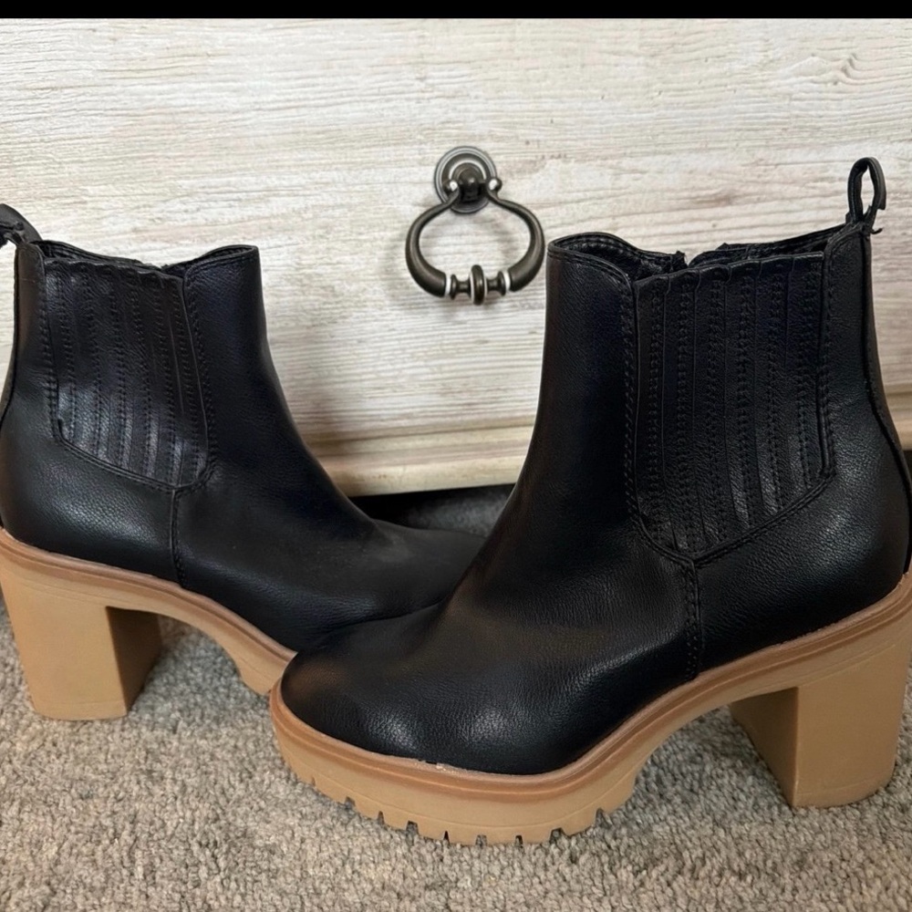 Women's Dolce Vita Black Leather Platform Chelsea Boots with Tan Lug Sole